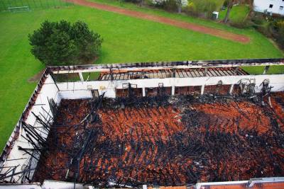 Verheerender Brand der Sporthalle in Lehndorf - Blick von oben auf die zerstörte Halle